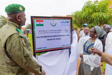 Santé : en appui à l’État du Niger, l’UNICEF offre un outil de formation vital au centre mère-enfant de Tahoua