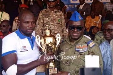 An 1 du CNSP : Kadri Abdou dit Issaka Issaka de Dosso remporte le trophée de lutte traditionnelle