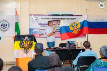 Journée du drapeau russe : l’ONG EMMNR célèbre à Niamey le tricolore russe et renforce les liens d’amitié Niger-Russie