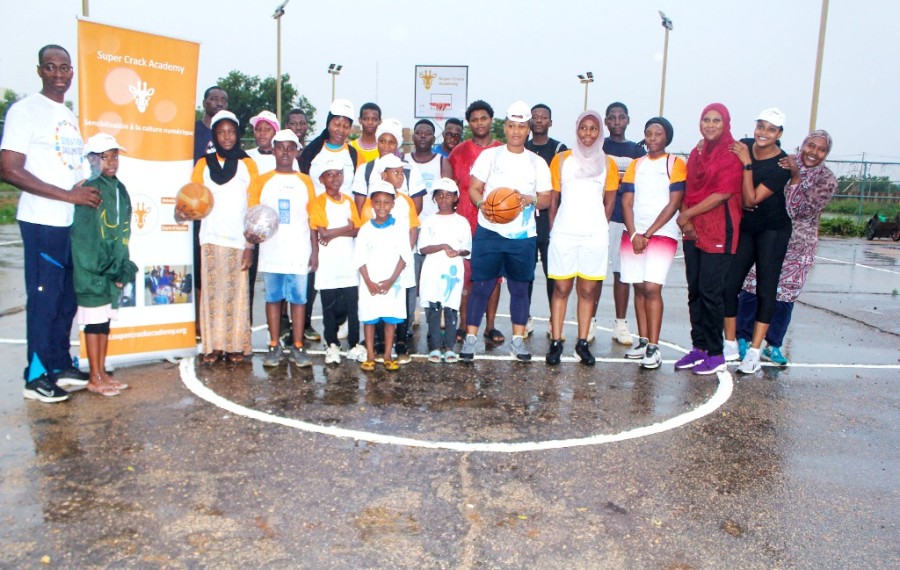 L’Association Super Crack Academy rénove l’esplanade de basket du Stade Général Seyni Kountche de Niamey