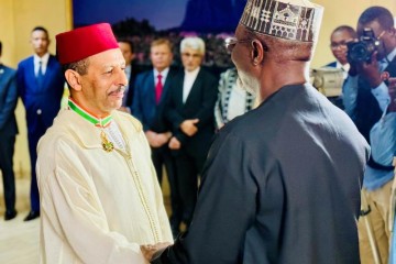 Diplomatie : Allal Al Achab, Ambassadeur du Maroc au Niger en fin de mission, décoré Commandeur dans l’Ordre du Mérite