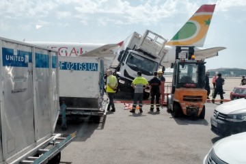Insolite : Un Avion Sénégalais Fait Un  Accident Avec Un Camion 