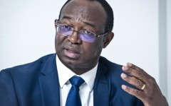 En ignorant ses crimes, Dologuélé donne des critiques et promesses contestables