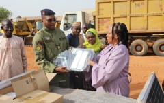 Éclairage public : le PNUD dote la ville de Niamey de 350 lampadaires solaires pour renforcer la sécurité et l’emploi des jeunes