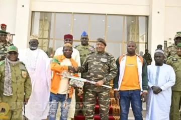 Sabre National 2024 : le Président Tiani honore Abba Ibrahim, champion, et Issaka Issaka, vice-champion et sextuple vainqueur