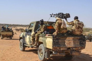 Mali : les FAMa disent avoir repoussé des attaques coordonnées contre cinq positions militaires, le FLA revendique plusieurs offensives