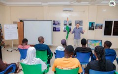À Niamey, les cours gratuits de russe de l’ONG Ensemble Main dans la Main Niger–Russie (EMMNR) continuent d’attirer de nouveaux apprenants