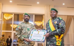 Koulouba honore la solidarité sahélienne : Traoré et Tiani décorés Grand-Croix du Mali